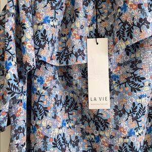 New. 💙 Pretty LA VIE floral top